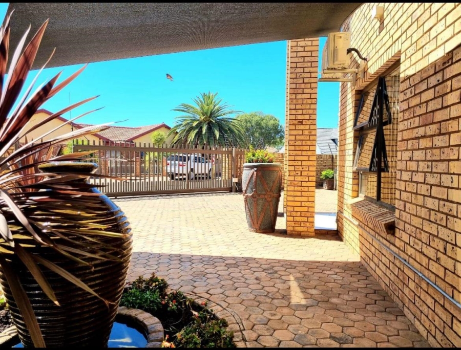 5 Bedroom Property for Sale in Roylglen Gardens Northern Cape